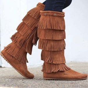 Minnetonka Moccasins 1652 - Women's 5 Layer Fringe Boot - Brown Suede Size 8